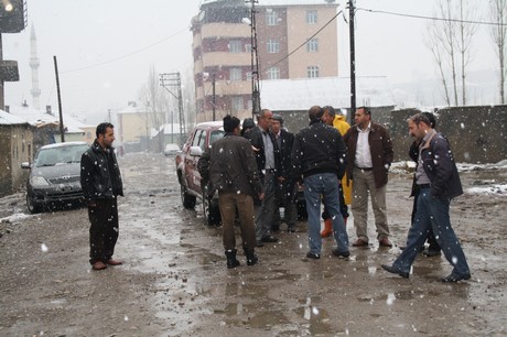 Hakkari'nin Yüksekova ilçesinde etkili olan yağışlar sel dönüşünce bir çok köy sel sular altında kaldı.