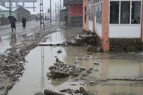 Hakkari'nin Yüksekova ilçesinde etkili olan yağışlar sel dönüşünce bir çok köy sel sular altında kaldı.
