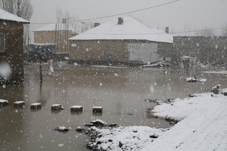Hakkari'nin Yüksekova ilçesinde etkili olan yağışlar sel dönüşünce bir çok köy sel sular altında kaldı.