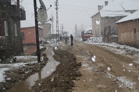 Hakkari'nin Yüksekova ilçesinde etkili olan yağışlar sel dönüşünce bir çok köy sel sular altında kaldı.