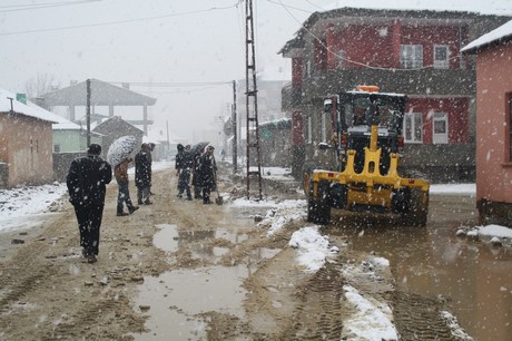 Hakkari'nin Yüksekova ilçesinde etkili olan yağışlar sel dönüşünce bir çok köy sel sular altında kaldı.