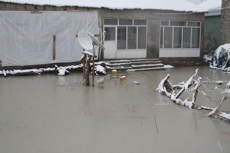 Hakkari'nin Yüksekova ilçesinde etkili olan yağışlar sel dönüşünce bir çok köy sel sular altında kaldı.
