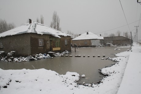 Hakkari'nin Yüksekova ilçesinde etkili olan yağışlar sel dönüşünce bir çok köy sel sular altında kaldı.