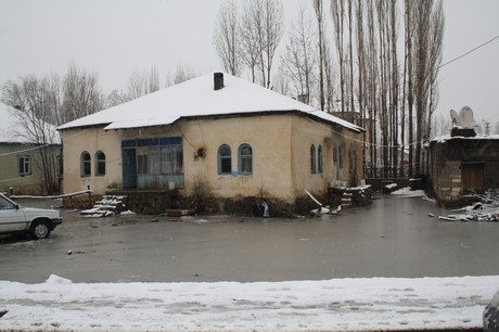 Hakkari'nin Yüksekova ilçesinde etkili olan yağışlar sel dönüşünce bir çok köy sel sular altında kaldı.