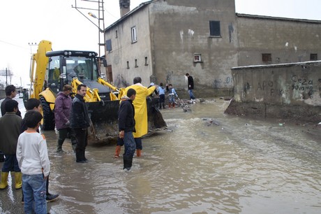 Hakkari'nin Yüksekova ilçesinde etkili olan yağışlar sel dönüşünce bir çok köy sel sular altında kaldı.