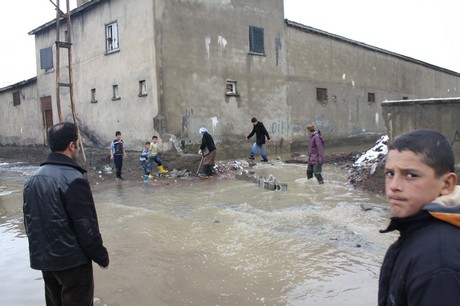 Hakkari'nin Yüksekova ilçesinde etkili olan yağışlar sel dönüşünce bir çok köy sel sular altında kaldı.