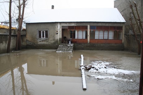 Hakkari'nin Yüksekova ilçesinde etkili olan yağışlar sel dönüşünce bir çok köy sel sular altında kaldı.