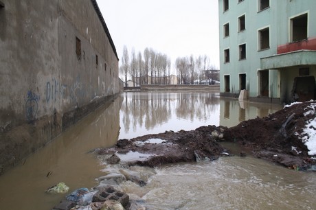 Hakkari'nin Yüksekova ilçesinde etkili olan yağışlar sel dönüşünce bir çok köy sel sular altında kaldı.