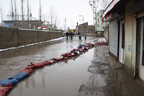Hakkari'nin Yüksekova ilçesinde etkili olan yağışlar sel dönüşünce bir çok köy sel sular altında kaldı.