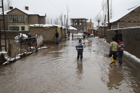 Hakkari'nin Yüksekova ilçesinde etkili olan yağışlar sel dönüşünce bir çok köy sel sular altında kaldı.
