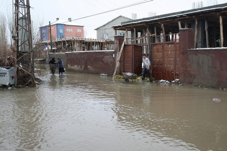 Hakkari'nin Yüksekova ilçesinde etkili olan yağışlar sel dönüşünce bir çok köy sel sular altında kaldı.