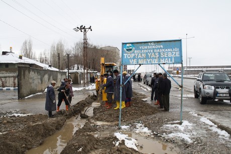 Hakkari'nin Yüksekova ilçesinde etkili olan yağışlar sel dönüşünce bir çok köy sel sular altında kaldı.