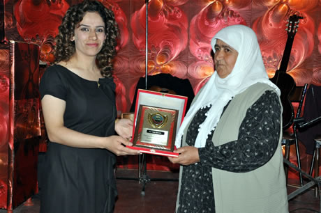 Hakkarinin Yüksekova ilçesinde Bayan kuaförlük yapan Destina Bayan kuaförü görkemli bir törenle 15. yılını kutladı.