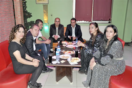 Hakkarinin Yüksekova ilçesinde Bayan kuaförlük yapan Destina Bayan kuaförü görkemli bir törenle 15. yılını kutladı.