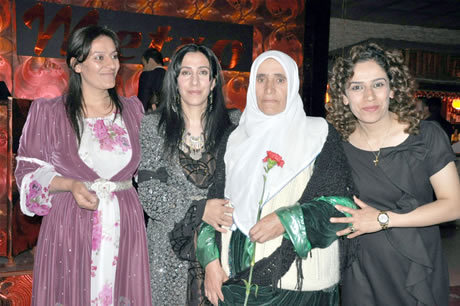 Hakkarinin Yüksekova ilçesinde Bayan kuaförlük yapan Destina Bayan kuaförü görkemli bir törenle 15. yılını kutladı.