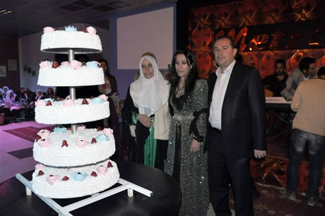 Hakkarinin Yüksekova ilçesinde Bayan kuaförlük yapan Destina Bayan kuaförü görkemli bir törenle 15. yılını kutladı.