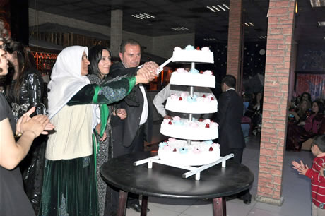 Hakkarinin Yüksekova ilçesinde Bayan kuaförlük yapan Destina Bayan kuaförü görkemli bir törenle 15. yılını kutladı.