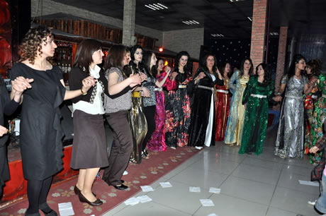 Hakkarinin Yüksekova ilçesinde Bayan kuaförlük yapan Destina Bayan kuaförü görkemli bir törenle 15. yılını kutladı.