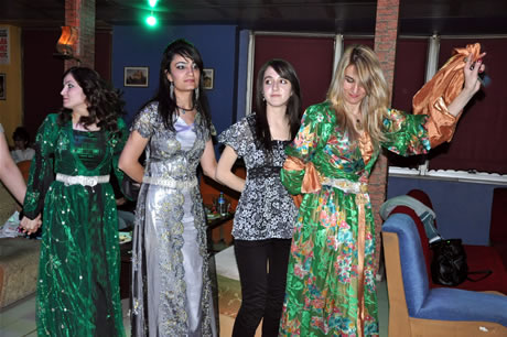 Hakkarinin Yüksekova ilçesinde Bayan kuaförlük yapan Destina Bayan kuaförü görkemli bir törenle 15. yılını kutladı.