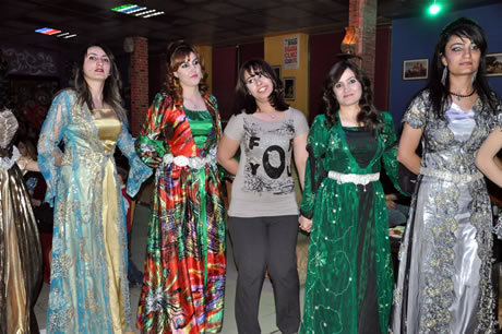 Hakkarinin Yüksekova ilçesinde Bayan kuaförlük yapan Destina Bayan kuaförü görkemli bir törenle 15. yılını kutladı.