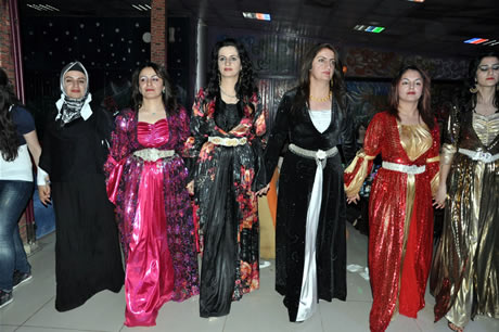 Hakkarinin Yüksekova ilçesinde Bayan kuaförlük yapan Destina Bayan kuaförü görkemli bir törenle 15. yılını kutladı.