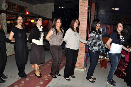 Hakkarinin Yüksekova ilçesinde Bayan kuaförlük yapan Destina Bayan kuaförü görkemli bir törenle 15. yılını kutladı.