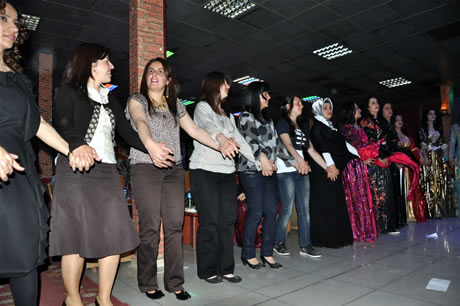 Hakkarinin Yüksekova ilçesinde Bayan kuaförlük yapan Destina Bayan kuaförü görkemli bir törenle 15. yılını kutladı.