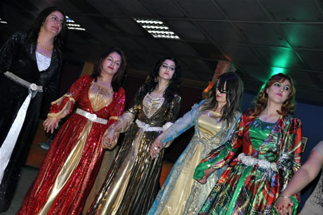 Hakkarinin Yüksekova ilçesinde Bayan kuaförlük yapan Destina Bayan kuaförü görkemli bir törenle 15. yılını kutladı.