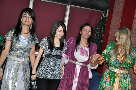 Hakkarinin Yüksekova ilçesinde Bayan kuaförlük yapan Destina Bayan kuaförü görkemli bir törenle 15. yılını kutladı.