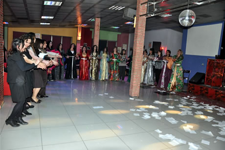 Hakkarinin Yüksekova ilçesinde Bayan kuaförlük yapan Destina Bayan kuaförü görkemli bir törenle 15. yılını kutladı.