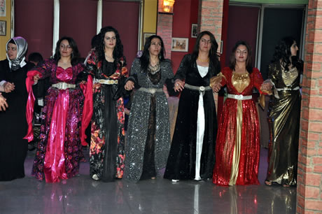 Hakkarinin Yüksekova ilçesinde Bayan kuaförlük yapan Destina Bayan kuaförü görkemli bir törenle 15. yılını kutladı.