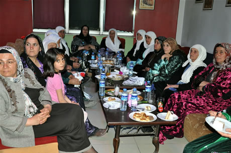 Hakkarinin Yüksekova ilçesinde Bayan kuaförlük yapan Destina Bayan kuaförü görkemli bir törenle 15. yılını kutladı.