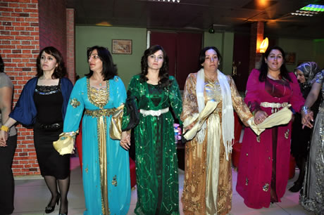 Hakkarinin Yüksekova ilçesinde Bayan kuaförlük yapan Destina Bayan kuaförü görkemli bir törenle 15. yılını kutladı.