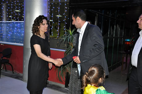 Hakkarinin Yüksekova ilçesinde Bayan kuaförlük yapan Destina Bayan kuaförü görkemli bir törenle 15. yılını kutladı.