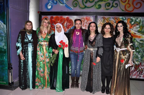 Hakkarinin Yüksekova ilçesinde Bayan kuaförlük yapan Destina Bayan kuaförü görkemli bir törenle 15. yılını kutladı.