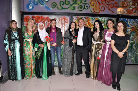 Hakkarinin Yüksekova ilçesinde Bayan kuaförlük yapan Destina Bayan kuaförü görkemli bir törenle 15. yılını kutladı.