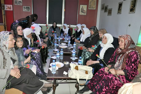 Hakkarinin Yüksekova ilçesinde Bayan kuaförlük yapan Destina Bayan kuaförü görkemli bir törenle 15. yılını kutladı.
