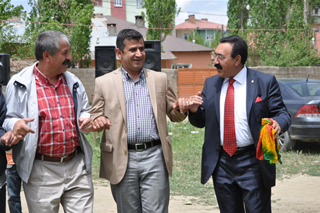 Yüksekova'da 28.29.05.2011 tarihleri arasında evlenen çiftleri sizler için sayfamıza taşıdık. Yüksekova Güncel olarak tüm çiftlerimize mutluluklar dileriz. Foto: Yaşar Kaplan