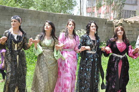 Yüksekova'da 28.29.05.2011 tarihleri arasında evlenen çiftleri sizler için sayfamıza taşıdık. Yüksekova Güncel olarak tüm çiftlerimize mutluluklar dileriz. Foto: Yaşar Kaplan