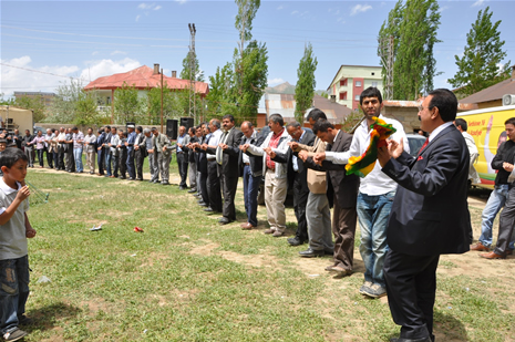 Yüksekova'da 28.29.05.2011 tarihleri arasında evlenen çiftleri sizler için sayfamıza taşıdık. Yüksekova Güncel olarak tüm çiftlerimize mutluluklar dileriz. Foto: Yaşar Kaplan