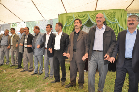 Yüksekova'da 28.29.05.2011 tarihleri arasında evlenen çiftleri sizler için sayfamıza taşıdık. Yüksekova Güncel olarak tüm çiftlerimize mutluluklar dileriz. Foto: Yaşar Kaplan