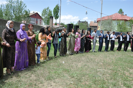 Yüksekova'da 28.29.05.2011 tarihleri arasında evlenen çiftleri sizler için sayfamıza taşıdık. Yüksekova Güncel olarak tüm çiftlerimize mutluluklar dileriz. Foto: Yaşar Kaplan