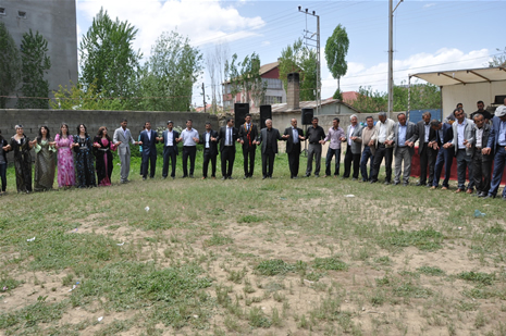 Yüksekova'da 28.29.05.2011 tarihleri arasında evlenen çiftleri sizler için sayfamıza taşıdık. Yüksekova Güncel olarak tüm çiftlerimize mutluluklar dileriz. Foto: Yaşar Kaplan