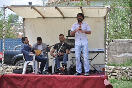 Yüksekova'da 28.29.05.2011 tarihleri arasında evlenen çiftleri sizler için sayfamıza taşıdık. Yüksekova Güncel olarak tüm çiftlerimize mutluluklar dileriz. Foto: Yaşar Kaplan