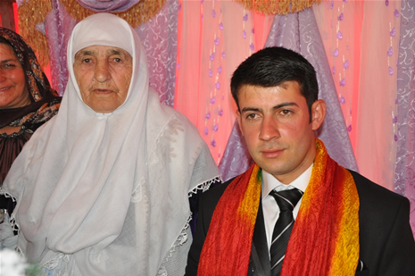 Yüksekova'da 28.29.05.2011 tarihleri arasında evlenen çiftleri sizler için sayfamıza taşıdık. Yüksekova Güncel olarak tüm çiftlerimize mutluluklar dileriz. Foto: Yaşar Kaplan