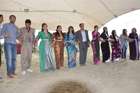 Yüksekova'da 28.29.05.2011 tarihleri arasında evlenen çiftleri sizler için sayfamıza taşıdık. Yüksekova Güncel olarak tüm çiftlerimize mutluluklar dileriz. Foto: Yaşar Kaplan