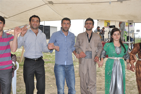 Yüksekova'da 28.29.05.2011 tarihleri arasında evlenen çiftleri sizler için sayfamıza taşıdık. Yüksekova Güncel olarak tüm çiftlerimize mutluluklar dileriz. Foto: Yaşar Kaplan