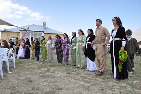 Yüksekova'da 28.29.05.2011 tarihleri arasında evlenen çiftleri sizler için sayfamıza taşıdık. Yüksekova Güncel olarak tüm çiftlerimize mutluluklar dileriz. Foto: Yaşar Kaplan