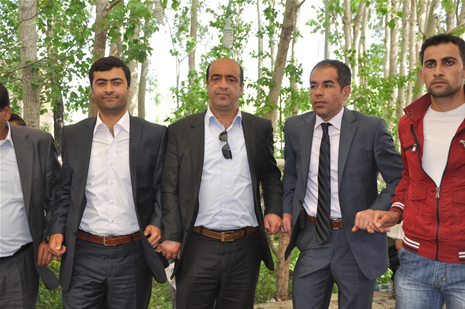 Yüksekova'da 28.29.05.2011 tarihleri arasında evlenen çiftleri sizler için sayfamıza taşıdık. Yüksekova Güncel olarak tüm çiftlerimize mutluluklar dileriz. Foto: Yaşar Kaplan