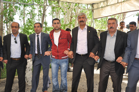 Yüksekova'da 28.29.05.2011 tarihleri arasında evlenen çiftleri sizler için sayfamıza taşıdık. Yüksekova Güncel olarak tüm çiftlerimize mutluluklar dileriz. Foto: Yaşar Kaplan